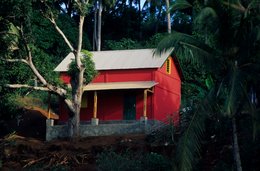 Archipel-des-Comores;-Cocotiers;-France;-Habitat;-Kaleidos;-Kaleidos-images;-La-parole-à-limage;-Laurent-Abad;-Maison;-Mayotte;-Océan-Indien;-Pilotis;-Stories-Pictures;-Toit-de-tôle;-Végétation;-Véranda